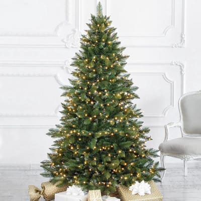 Thuys – Nordmanntanne – Kunstkerstboom 180 Cm – Groene Stam – Met Houten Standaard Van PVC