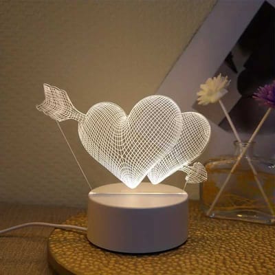 3D illusie LED lampje - Pijl door Harten - Warm licht - USB Stekker - Tafellamp - Sfeerlamp - Bureaulamp - Nachtlamp - Cadeautje - Kinderlamp - Decoratie - Liefde - Moederdag - Verjaardag - Valentijn - Love
