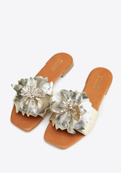 Wittchen Dames leren slippers met decoratieve gouden bloemen, natuurlijk leer