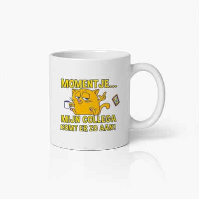 Grappige Kat Kantoor Mok 330ml – “Momentje… Mijn Collega Komt Er Zo Aan” Koffiebeker – Humor Cadeau voor Werk en Collega’s