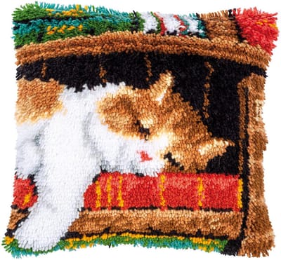 Vervaco - Knoopkussen kit - Slapende kat op boekenrek - PN-0149737 - Borduren - Borduurpakket - Borduurpakket volwassenen - Borduurpakket kind