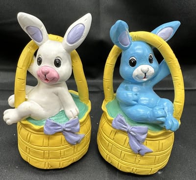 Decoratieve beeldjes "paashazen in mandjes"- Set van 2 stuks - wit & blauw - polyresin - hoogte 10 x 7 x 5 cm - Woonaccessoires - Decoratieve beelden - Paasdecoratie
