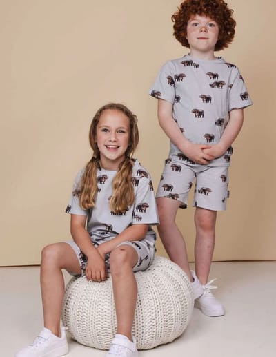 SNURK Kinderpyjama Set – Unisex – Grijs met Nijlpaardprint – Katoen – T-shirt + Short - Maat 140 / 10 jaar