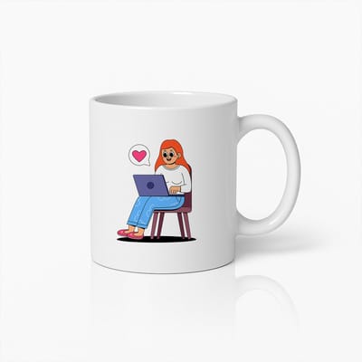 Schattig Meisje Werkend op Laptop Mok – Gezellige Thuiswerk Koffiekopje