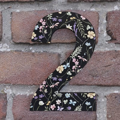 Huisnummer Arial 2 zwart met bloemen - Maat: Klein (10 cm) - zelfklevend - Huisnummerbord