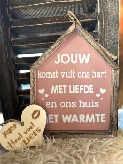 Creaties van Hier –Tekstlijstje huis jouw komst vult ons hart met hartje – baby Roze - 21,5 cm – Kraamcadeau - baby