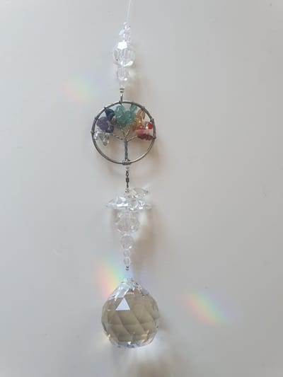 Tree of Life Raamhanger met een bol 30mm kristal van het merk Asfour ,Tree of Life van halfedelstenen , Raamkristal , Regenboogkristal, spiritueel, hanger, raamdecoratie, raam versiering, geboorte, geschenk, kerst, kerstpakket, gouden driehoek