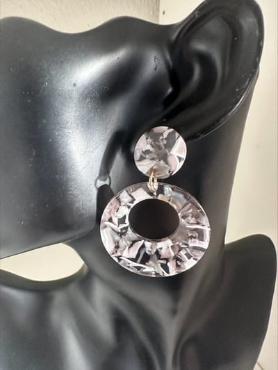 Retro Bohemian wit-grijze oorstekers | Make up | Parfum | Moederdag | Verjaardagscadeau| Cadeautje| Valentijnsdag| Kado | sieraden | vaderdag | oorbellen | oorsieraden