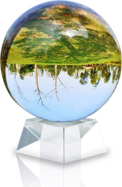 Intirilife glazen bol met standaard in CRYSTAL CLEAR 130 mm - Kristallen bol met glazen standaard perfect voor fotografie, meditatie, decoratie en nog veel meer. - Kristallen bol Glazen bol Fotobal