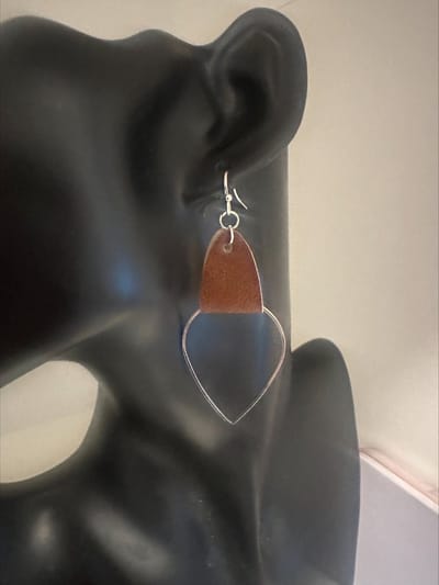 Retro traanvormige met leer beklede oorbellen || Make up | Parfum | Moederdag | Verjaardagscadeau| Cadeautje| Valentijnsdag| Kado | sieraden | vaderdag | oorbellen | oorsieraden