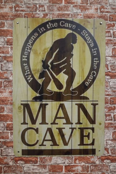 Wandbord - What happens in the cave - Metalen wandbord - Mancave - Mancave decoratie - Mancave wandborden - Retro - Metalen borden - Metal sign - Bar decoratie - Tekst bord - Wandborden - Wand Decoratie - Metalen bord - Cave & Garden