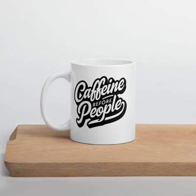 Mok "Caffeine Before People" - Witte keramische beker voor iedereen die een opkikkertje nodig heeft voor een sociaal moment