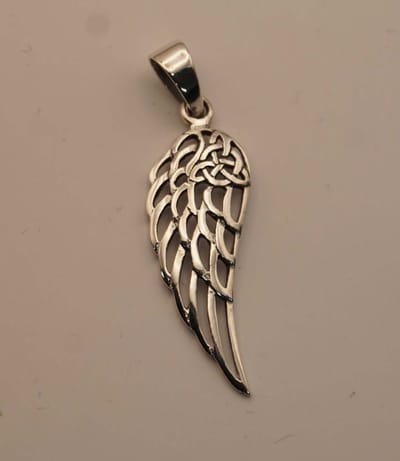 Zilveren hanger van vleugel met triskel - simpele sterling zilveren hanger van vleugel met een keltische knoop - pendant silver angel wing - vleugel met oneindige knoop zilveren hanger - bedel een vleugels voor aan collier
