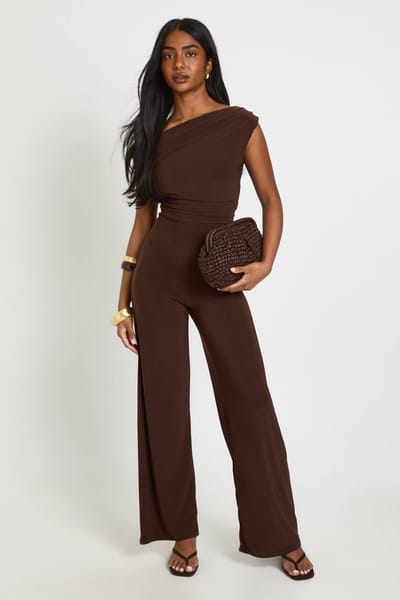 boohoo Dames Gerimpelde Asymmetrische Jumpsuit Met Wijde Pijpen | Chocoladebruin | Maat: 34