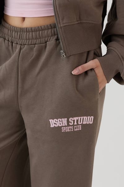 Dames Dsgn Studio Applique Rechte Pijp Joggingbroek | Taupe | Maat: XS