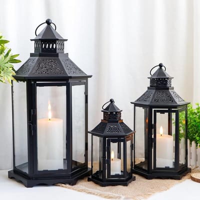Allecto Premium - Set van 3 Decoratieve Kaarslantaarns - Vintage Metaal Kandelaarhouders voor Kerstmis - Groot formaat - Binnen & Buiten - Zwart - Geschikt voor Woonkamer, Tuin en Patio