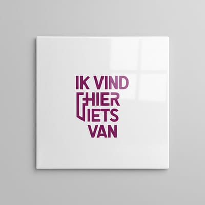 “Ik vind hier niets van” Grappige Nederlandse Quote Tegel – Moderne Minimalistische Woondecoratie – Keramische Tegel 15×15 cm