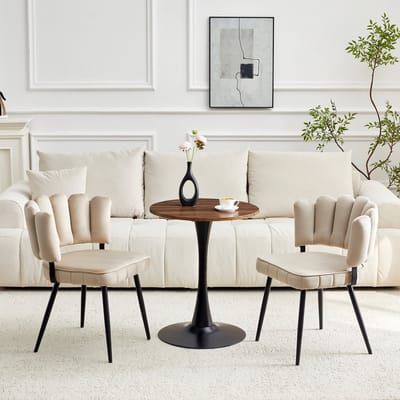 Tafel- en stoelenset. Ronde MDF-tafel van 60 cm met een zwarte steunpoot, gecombineerd met twee eetkamerstoelen met fluweel beklede rugleuningen met bloemblaadjesmotief en zwarte metalen poten. Perfect voor de woonkamer.