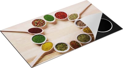 Chefcare Inductie Beschermer Kruiden in Lepels op een Houten Tafel - 90x50 cm - Afdekplaat Inductie - Kookplaat Beschermer - Inductie Mat