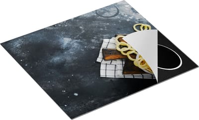 Chefcare Inductie Beschermer Uienringen op een Zwarte Betonnen Achtergrond - 60x50 cm - Afdekplaat Inductie - Kookplaat Beschermer - Inductie Mat