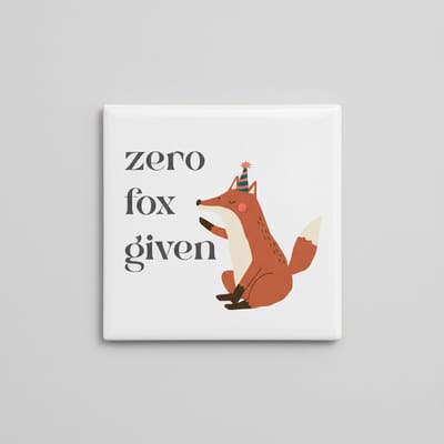 Keramische Tegel “Zero Fox Given” met Feestende Vos Illustratie – Grappige Decoratieve Wandtegel – 15 x 15 cm