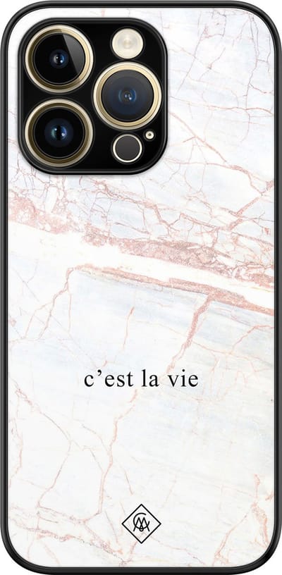 Casimoda® hoesje - Geschikt voor iPhone 14 Pro - C'est La Vie - Luxe Hard Case Zwart - Backcover telefoonhoesje - Bruin/beige