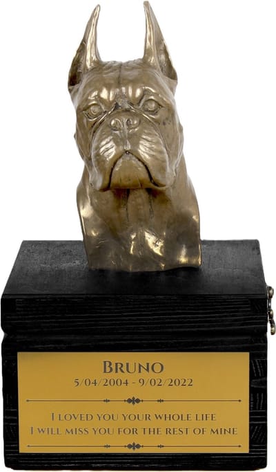 Urn met gravure en sculptuur van een Duitse Boxer, handgemaakt.