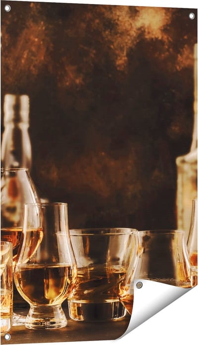 Gards Tuinposter Glazen met Sterke Drank - Flessen - 60x90 cm - Tuindoek - Tuindecoratie - Wanddecoratie buiten - Tuinschilderij