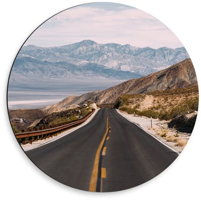 Dibond Wandcirkel - Weg Tussen de Bergen - 50x50cm Foto op Aluminium Wandcirkel (met ophangsysteem)