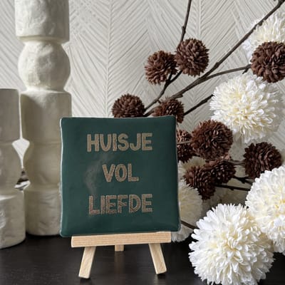 Hartjespost | Tegeltje Huisje vol liefde, donkergroen, goud | schoencadeautjes sinterklaas | tegeltjes met tekst | spreuktegel | tegeltjeswijsheden | cadeau | Christmas | Xmas | kerstmis | decoratie kerst | 10x10
