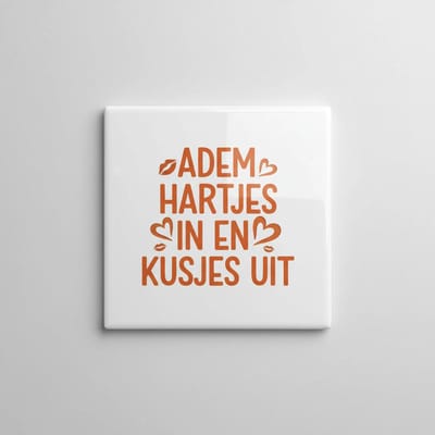 Decoratieve Keramische Tegel 15x15 cm – “Adem Hartjes In en Kusjes Uit” Tekst – Moderne Wanddecoratie & Cadeau voor Thuis