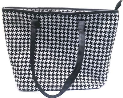 Deze favoriete shopper is gemakkelijk en stijlvol. De trendy look maakt deze tas zeer gewild. Buitenkant van mooie stof, binnenin een apart vakje en gevoerd, afsluitbaar met een rits aan de bovenkant. Voor uzelf of Bestel Een Cadeau.