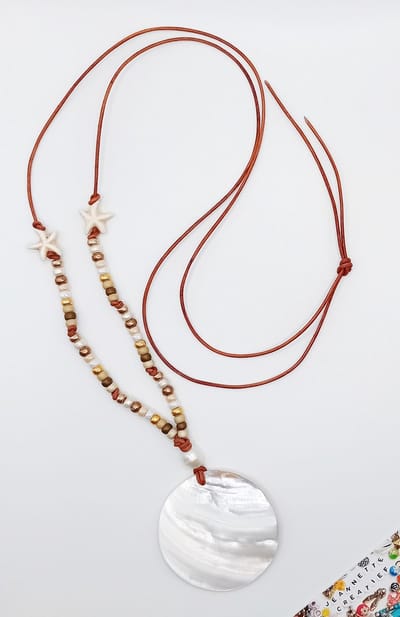 Jeannette-Creatief® - Beach - Ketting met Schelphanger & Zeesterren - Strandketting - Strandsieraden - Dames Ketting - Ketting Leer - Rocailles Baroque.