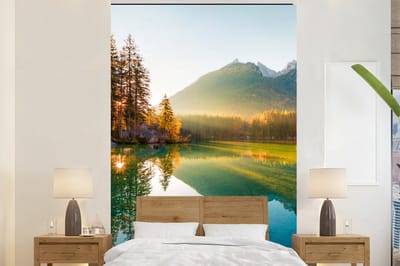 Behang - Fotobehang Meer - Bos - Bergen - Natuur - Zon - Landschap - Breedte 200 cm x hoogte 300 cm