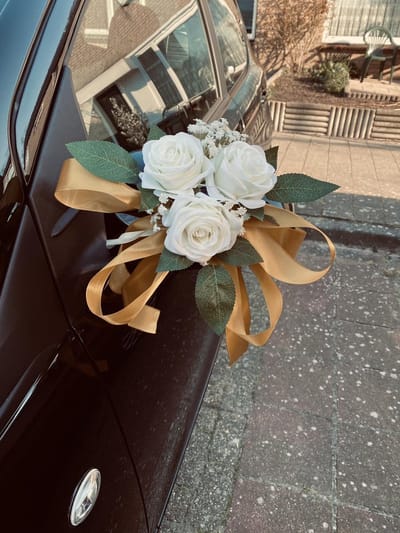 AUTODECO.NL - MIA WIT & GOUD Trouwauto Versiering Witte Rozen met Linten 2 stuks - Bloemen op de Auto Bruiloft - Buitenspiegels Decoratie - Trouwerij/ Huwelijk/Bruiloft Decoratie/ Versiering Spiegel Auto/ Autoversiering voor Volgauto's