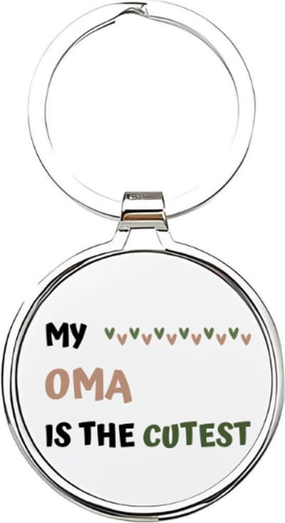 Akyol - my oma is the cutest Sleutelhanger - Oma - de liefste oma - oma sleutelhanger - grootmoeder sleutelhanger - sleutelhanger voor oma - familie sleutelhanger - verjaardagscadeautje - cadeau voor oma - grandmother - bebbe - 4 x 7,5 CM