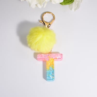 Sleutelhangers of voor je tas van A tot Z - met een pompon of kwastje - met letter - mooi design - handgemaakt - sleutelhangers - design - mode - goud - zwart - blauw - roze- rood