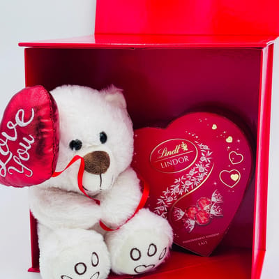 RICH DAYS | Geschenkset | Wit beertje met tekst "I Love You"| Doosje in hartvorm met chocolade |