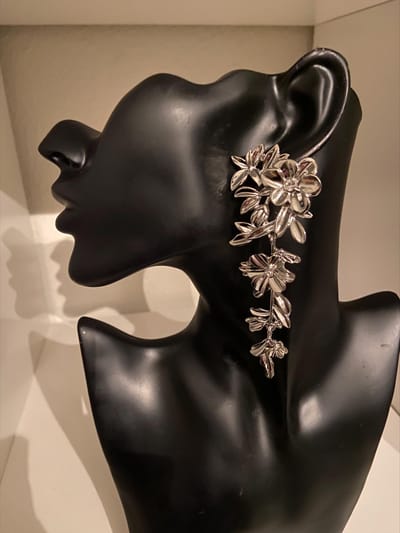 Bloemmotief zilverkleurig | Make up | Parfum | Moederdag | Verjaardagscadeau| Cadeautje| Valentijnsdag| Kado | sieraden | vaderdag | oorbellen | oorsieraden