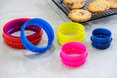 Famanu - ItchenCraft koekjes-uitstekerset, 6-delig, glad en geribbeld – kleurrijk