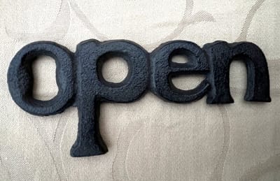 Gifts Amsterdam - IJzeren flesopener “Open” – robuuste opener in vintage stijl