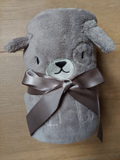 Baby deken - coral fleece met geborduurde knuffel DOG - Super leuk als Kraamcadeau of Babyshower