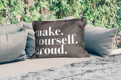 Buitenkussens - Quotes - Make yourself proud - Zelfliefde - Zelfvertrouwen - Tekst - 60x40 cm - Weerbestendig