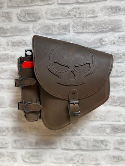 Dries Design D3SD - softail motortas - swingarm tas – Softail – Motortas - leder – Harley – skull – N99-Skull – met houder en bottle - BRUIN