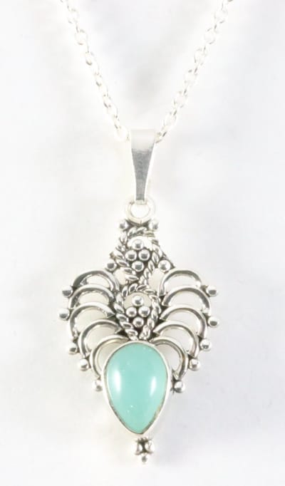 Fijne opengewerkte zilveren hanger met aqua chalcedoon aan ketting