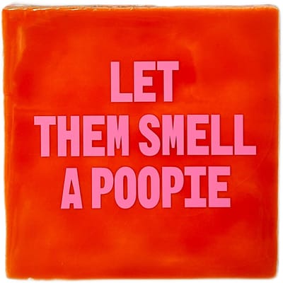 Snoes Spreuktegel Toilet – Let Them Smell A Poopie – Oranje met Roze – Inclusief Gratis Plakhaakje – Handgemaakt Keramiek – 10x10 cm – Grappig Cadeau – Wanddecoratie Badkamer
