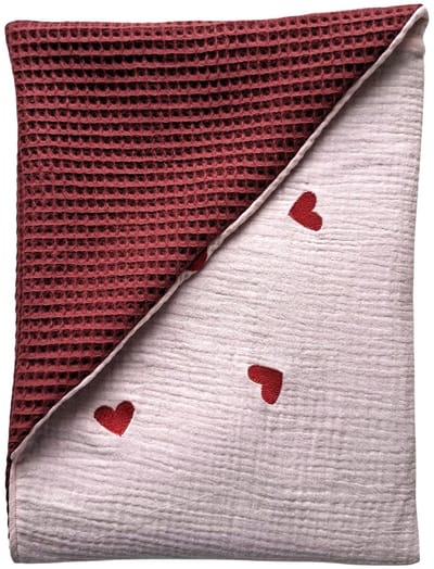 Wikkeldoek - Wikkeldeken - Omslagdoek - Wafelstof bordeaux rood - Hydrofiel lichtroze hartjes - 65 x 65 cm