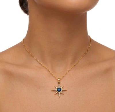 Goudkleurige ketting voor dames met zonvormige hanger en blauwe steen – ketting met hanger