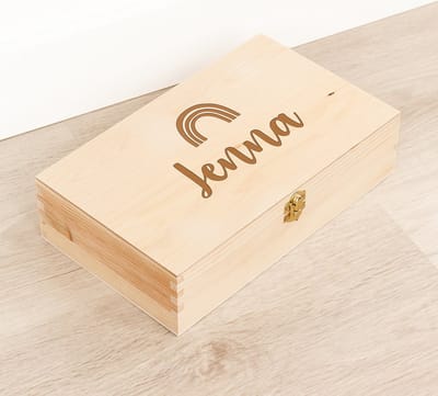 Houten kistje 'Jenna' Regenboog - Tekenkist - Herinneringsdoos - Kraamcadeau - Knutseldoos - Memorybox - Baby - Geboorte