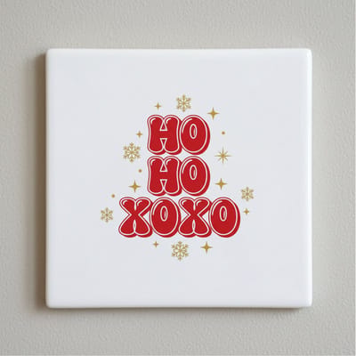 Ho Ho XOXO Kerst Keramische Tegel – Feestelijke Kerst Wanddecoratie met Sneeuwvlok Accenten – 15 x 15 cm